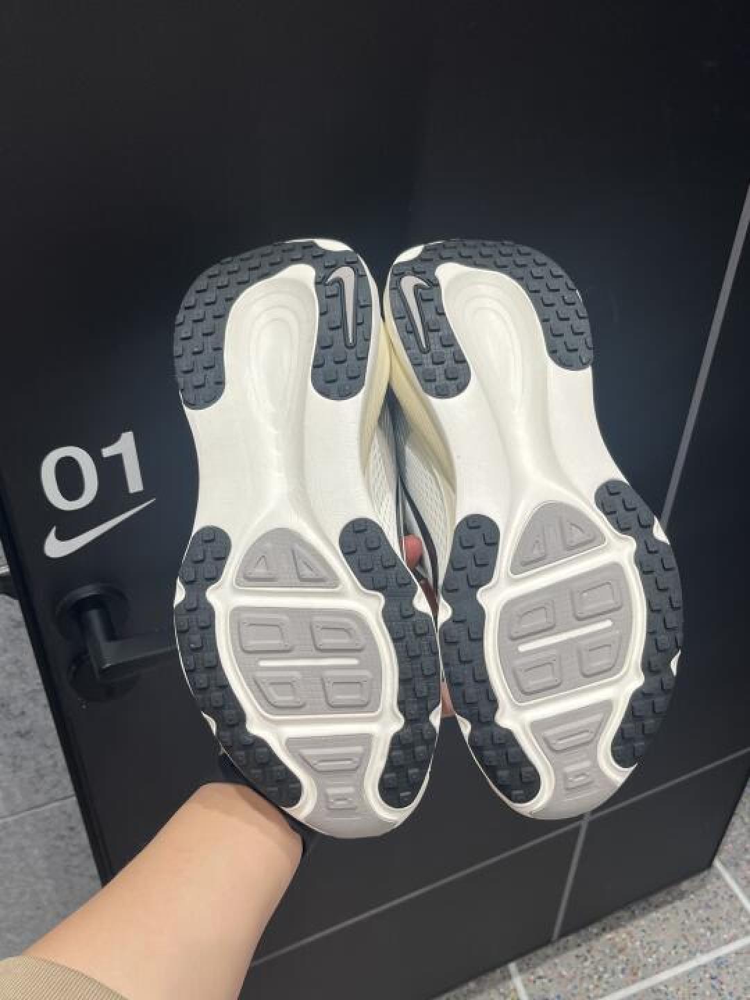 Nike Vomero 18: 高堆叠厚度如何提升跑步舒适度?