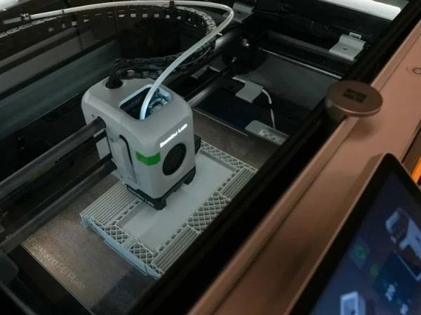 美国空军用拓竹3D打印机维护战斗无人机，原本1万美元的零件打印只需15美元，可大幅节省军费