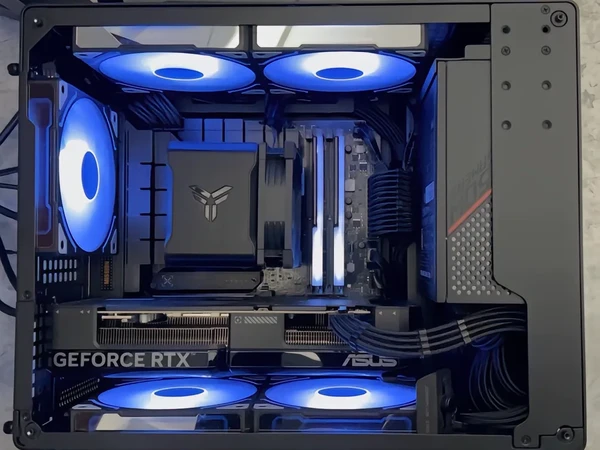 分享一下2023年4月15日装的主机。用了两年了非常稳定😄
CPU:  i5 13600KF
主板：华硕TUF B760M-PLUS WIFI D4
散热：乔思伯HX6210（更换猫头鹰NFA9黑色风