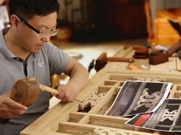 大国非遗工匠 | 哈理工校友刘岩松：在坚守中传承榫卯技艺，在创新中彰显京作家具魅力
