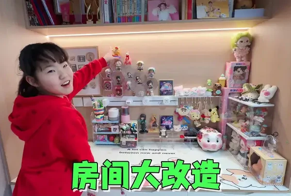 艾米房间大改造,妈妈居然把手办和吧唧都装墙了,这下颜值提升了#3M魔力扣#整理收纳书桌#熊孩子 #墙面装饰