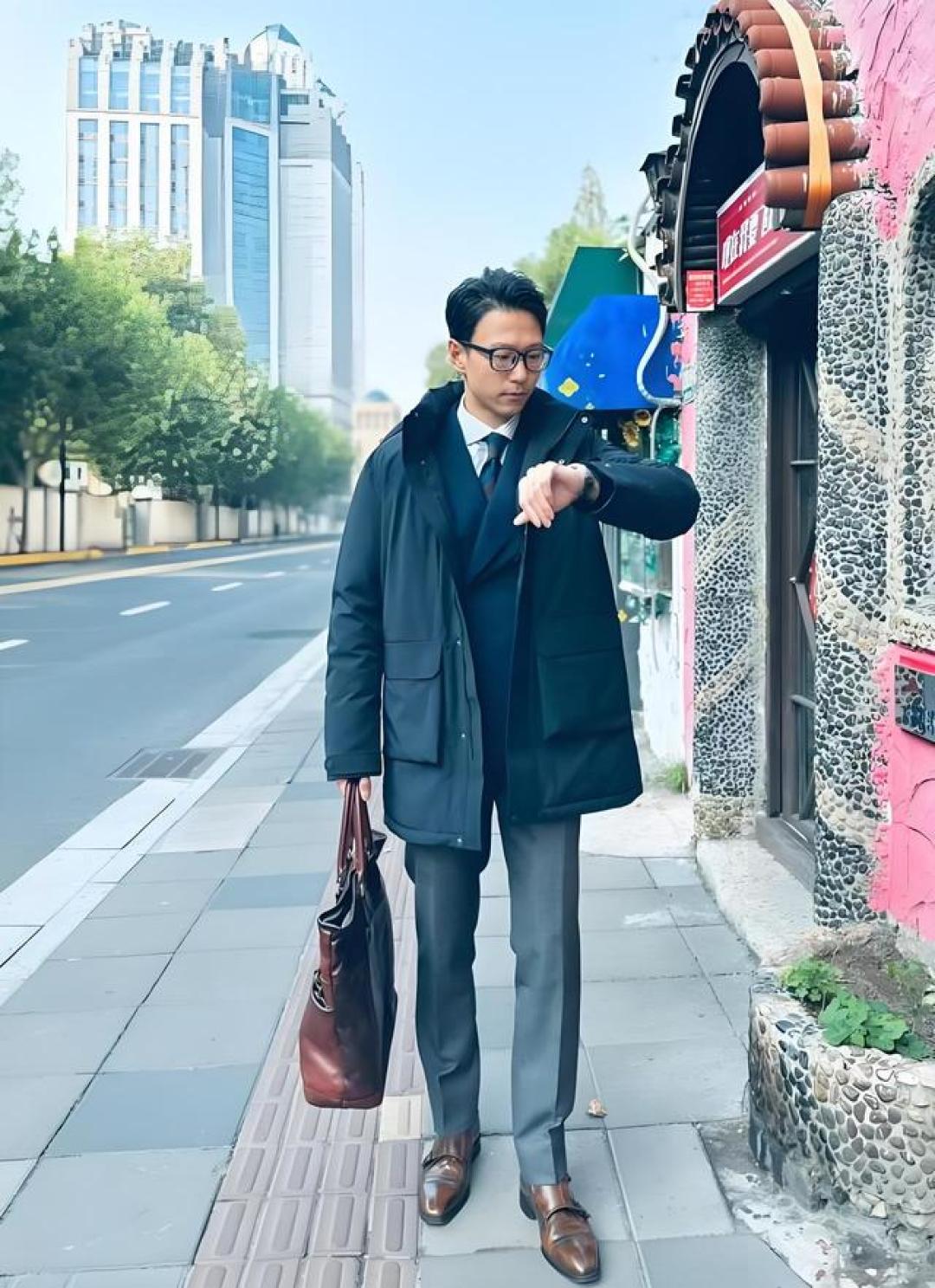 50岁+男士时尚攻略:挑选上衣的优雅与活力秘诀