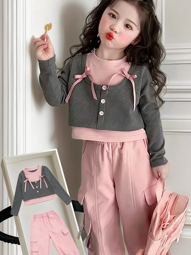 家人们谁懂啊！挖到了一套超绝的女童春季长袖套装！ 
卫衣的版型宽松又可爱，穿起来软乎乎的超舒服，面料亲肤透气，对小朋友娇嫩的肌肤超友好。上面的卡通图案萌趣十足，满满的童趣，时髦度直线上升！裤子的设计也