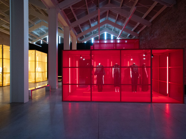 2025年3月1日，意大利奢华设计师品牌PORTS 1961在米兰国立科学技术博物馆发布了2025秋冬系列，主题为“包豪斯叙事：形制之语”。新系列深入探索包豪斯主义的现代性叙事，将功能主义与都市生活相