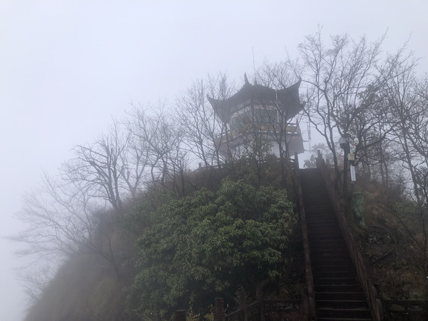 齐云山的最高峰叫赏月亭？