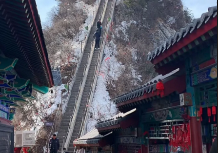 老君山实况，预报的下雪又晴天了