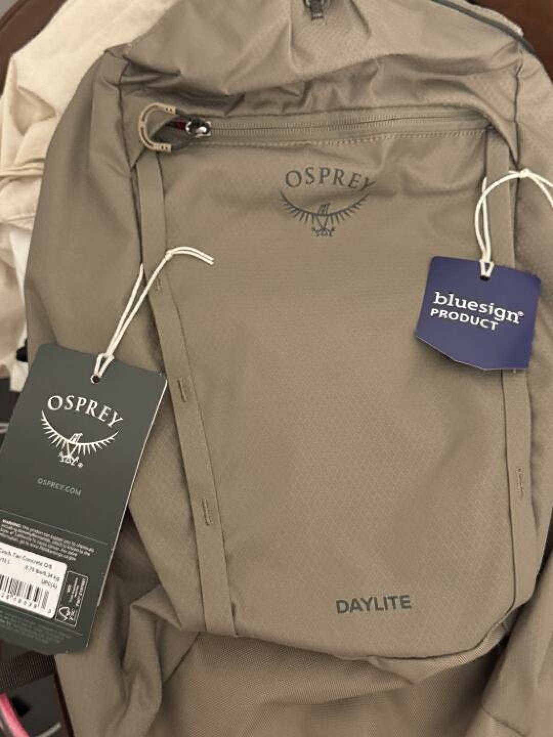 小鹰新款茶褐色背包评测:兼具时尚颜值与实用功能的全能选择