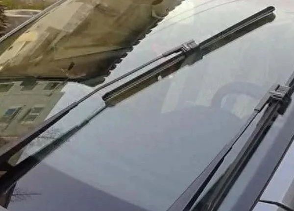 140元的雨刷条和9.9元的雨刷，有什么区别？维修工实测后，告诉你答案