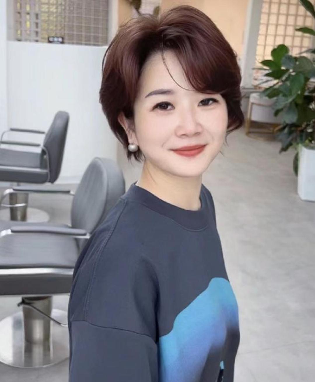 中年女性变美秘籍:发型塑造优雅气质的科学指南