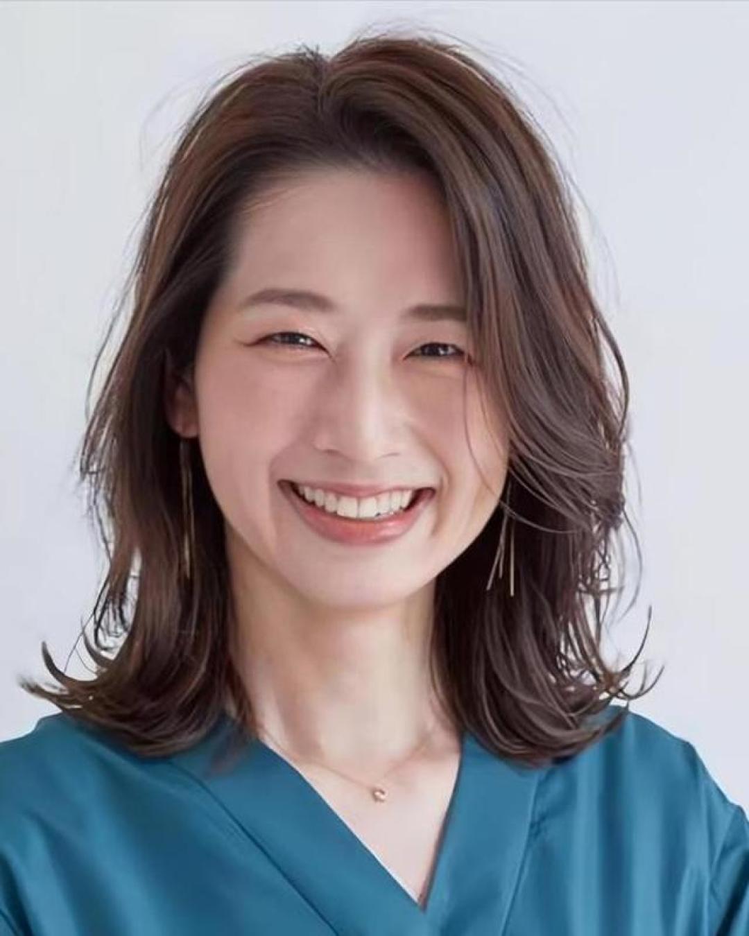 中年女性变美秘籍:发型塑造优雅气质的科学指南
