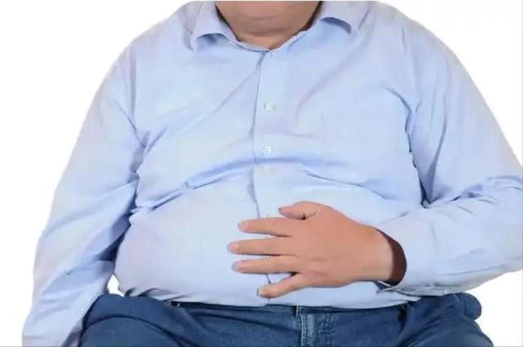 男子为治脂肪肝过度节食反增脂肪,科学减肥需合理饮食与适度运动