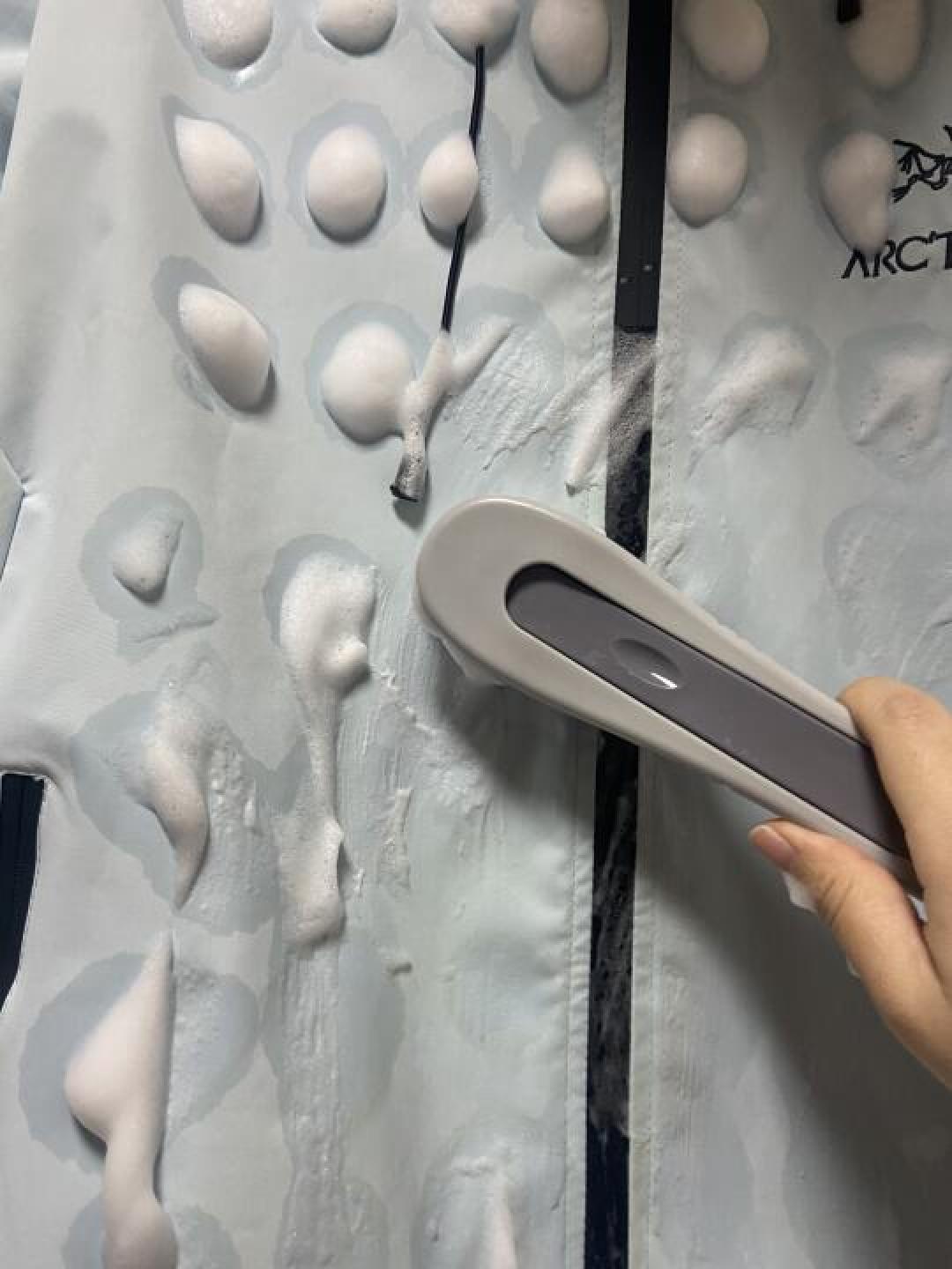 如何正确清洗和保养冲锋衣，确保其防风防水性能