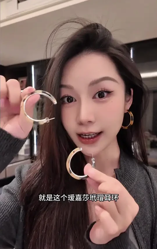 方圆脸姐妹的本命耳环！巨巨巨显脸小～#agatha #瑷嘉莎玳瑁耳环 #小众饰品 #AGATHA #种草