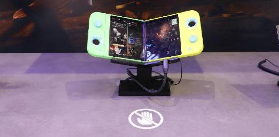 三星Flex Gaming首亮相:MWC 2025折叠屏掌机新革命