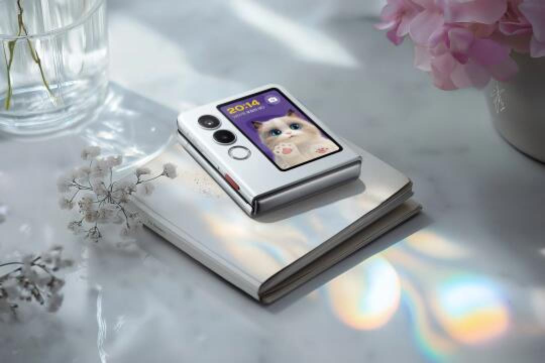 努比亚Flip 2的AI魔法:翻译神器+职场开挂,折叠屏还能这么玩?