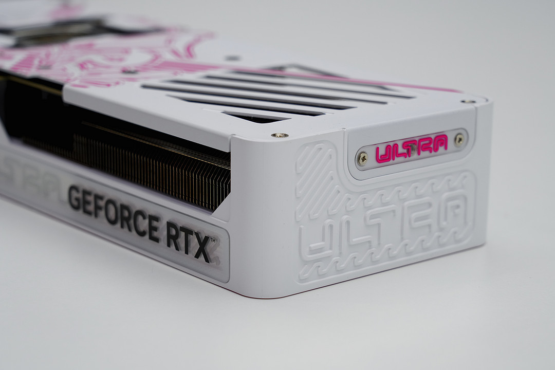 内行评测：七彩虹RTX 5070 Ultra W OC首发评测丨小幅加强版4070S，但我有DLSS 4啊！