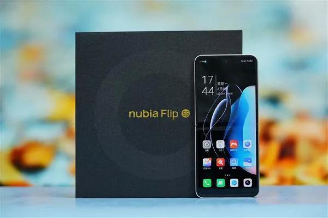 努比亚Flip 2的AI魔法:翻译神器+职场开挂,折叠屏还能这么玩?