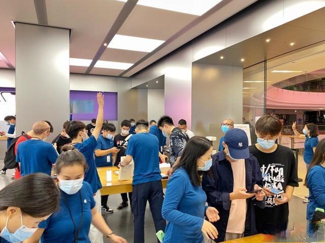 iPhone13价格腰斩引爆抢购潮:四年前机型为何逆袭成爆款?