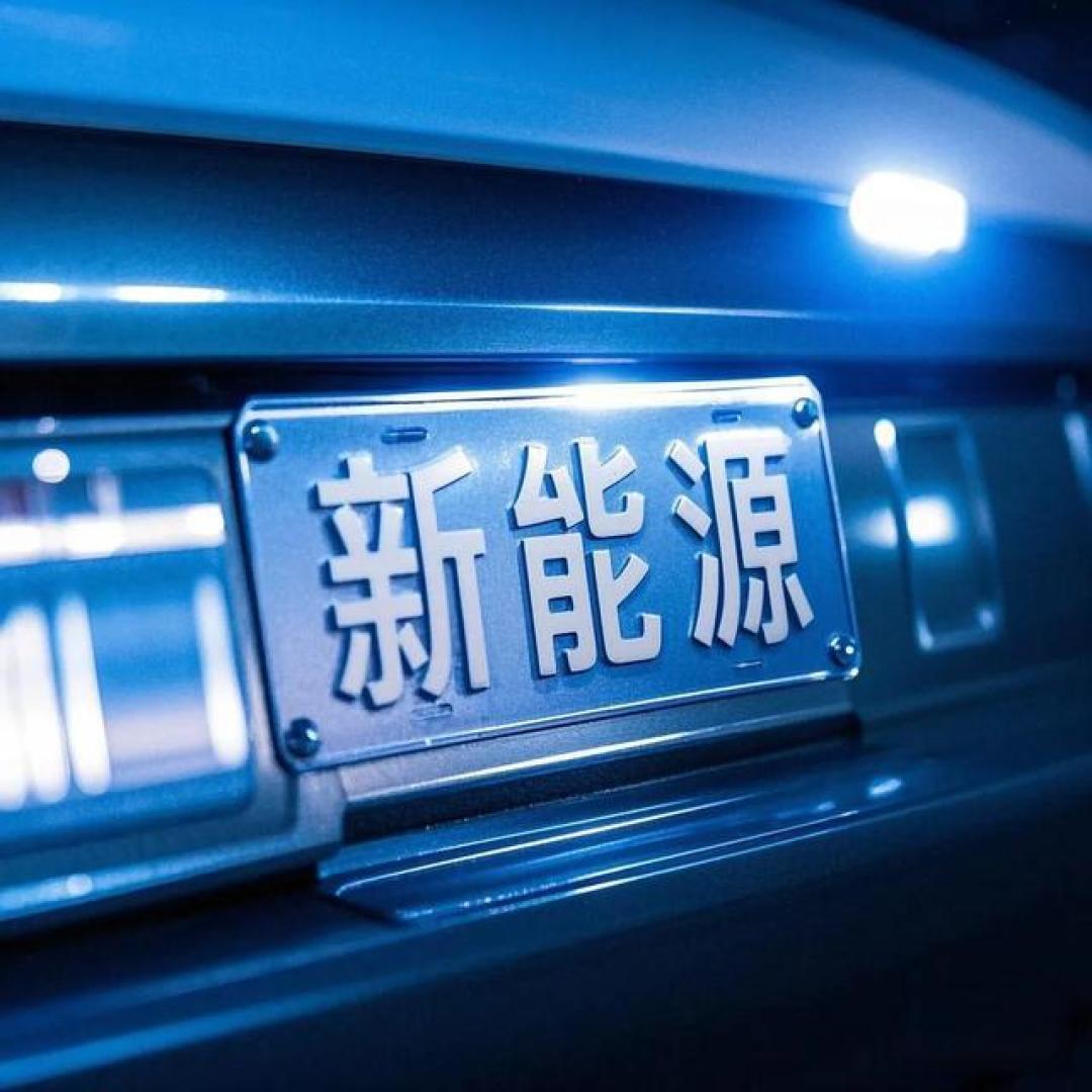 雷军提议优化新能源汽车号牌设计,兼顾美观与智能化功能