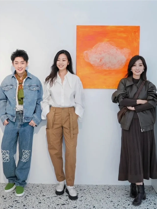 当废弃渔网在展厅里被勾勒成冰山的形状