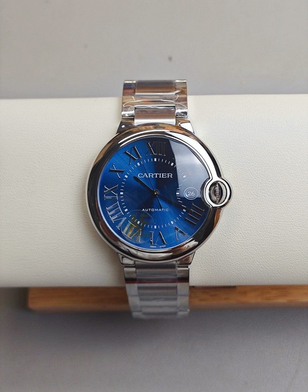 腕间的优雅:卡地亚 蓝气球 机械腕表