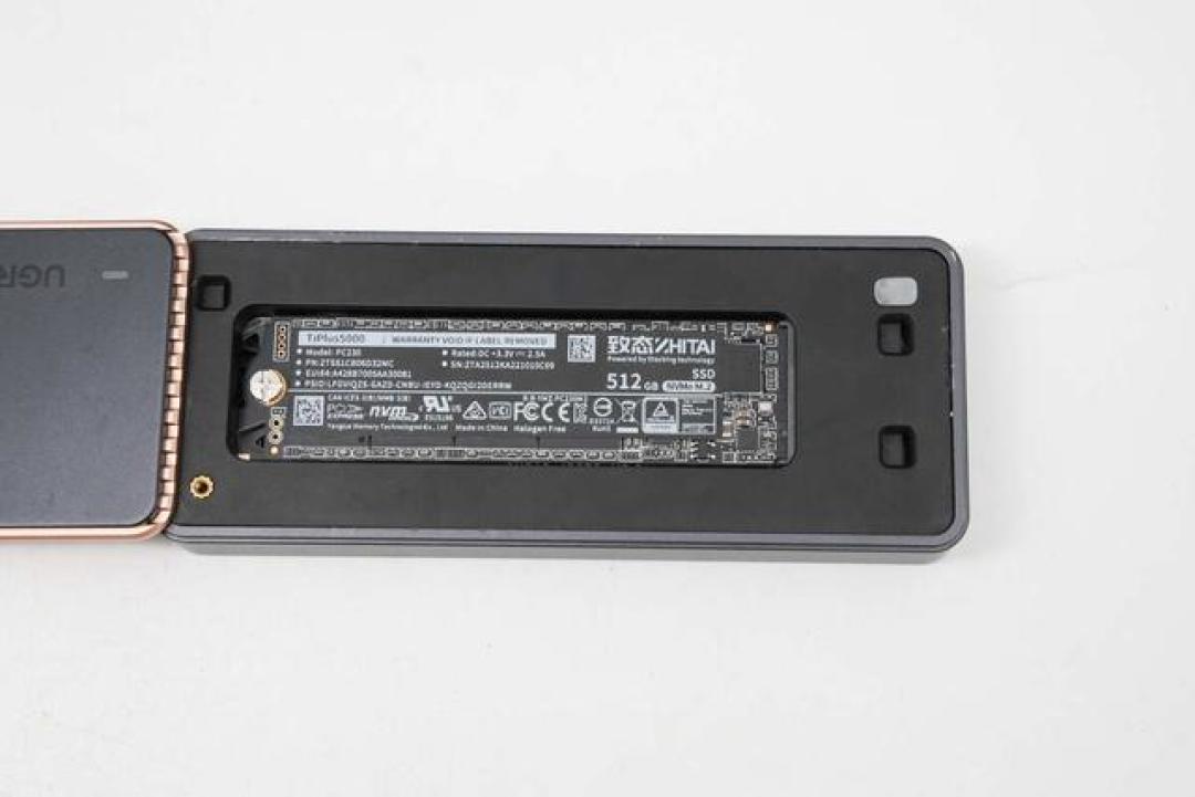 实测7000MB/s！绿联雷电5硬盘盒如何驯服高温狂飙？