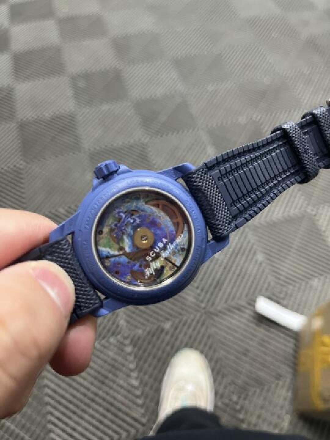 戴欧米茄斯沃琪联名表是什么体验？地相功能俯瞰地球，紫外线彩蛋暗藏太空密码