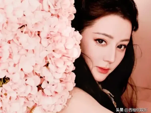 32岁迪丽热巴花仙子造型惊艳，穿花卉长裙身姿曼妙，优雅又俏皮