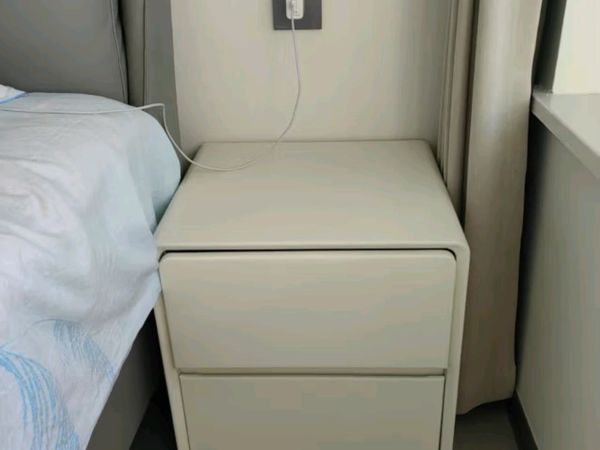 锦汐床头柜：奶油风实木收纳柜，打造温馨卧室新风尚