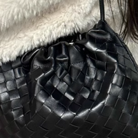 BOTTEGA VENETA 葆蝶家女士中号 DUSTBAG 手拿包：奢华与实用兼具