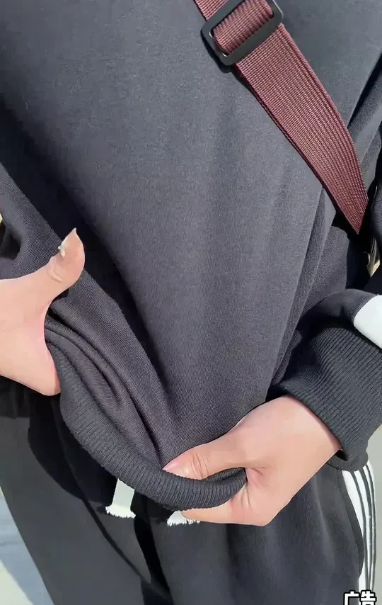 森马集团的运动卫衣套装，好看又百搭#情侣穿搭   #男女同款   #休闲运动套装    #男女同款情侣款 #开春搭配