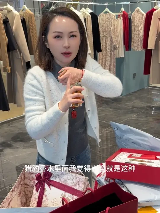 好姐妹们好久没有给大家拍过开箱视频啦，今天有我们很好闻的一个卡地亚猎豹香水，还有来自头顶一块布全球我最富的卡塔尔的手工巧克力，最后还有我们超级超级舒服切耐穿的小外套。#香水#卡塔尔人 #巧克力#春装外