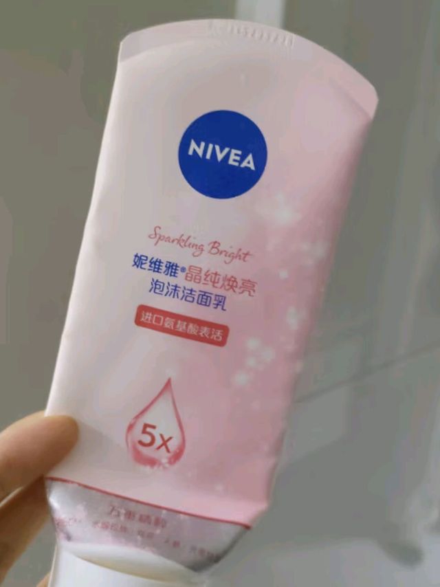 妮维雅温和滋润洗面奶：晶纯焕亮，洁面新体验