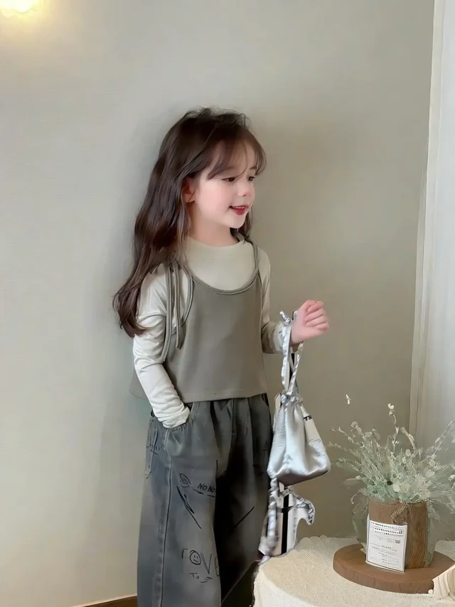 女儿的春日韩系穿搭。挖到宝啦！
家有女宝的宝妈们看过来🙋‍♀️ 我又给女儿挖到了超好看的韩系穿搭，穿上简直是韩剧里走出来的甜酷小女主！ 
就是这套 2025 新款的女童春装两件套👚 圆领长袖 T 恤搭