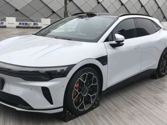 极氪中型车