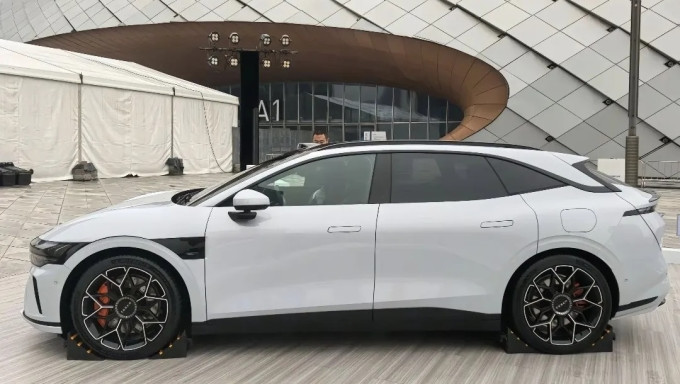 极氪中型车