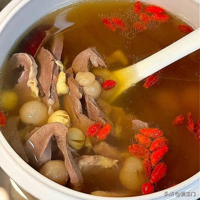 春天，坚持每周炖两次这汤，晚上沾床就睡，早上起来精气神十足！