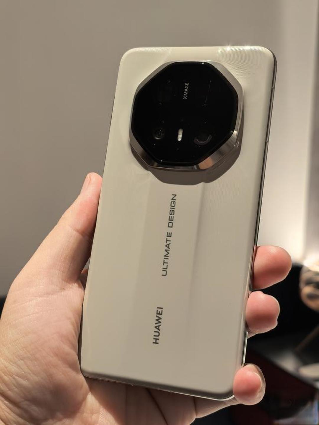 华为Mate70 RS非凡大师首发卫星通信：11999元起的万元机皇如何重塑商务旗舰？