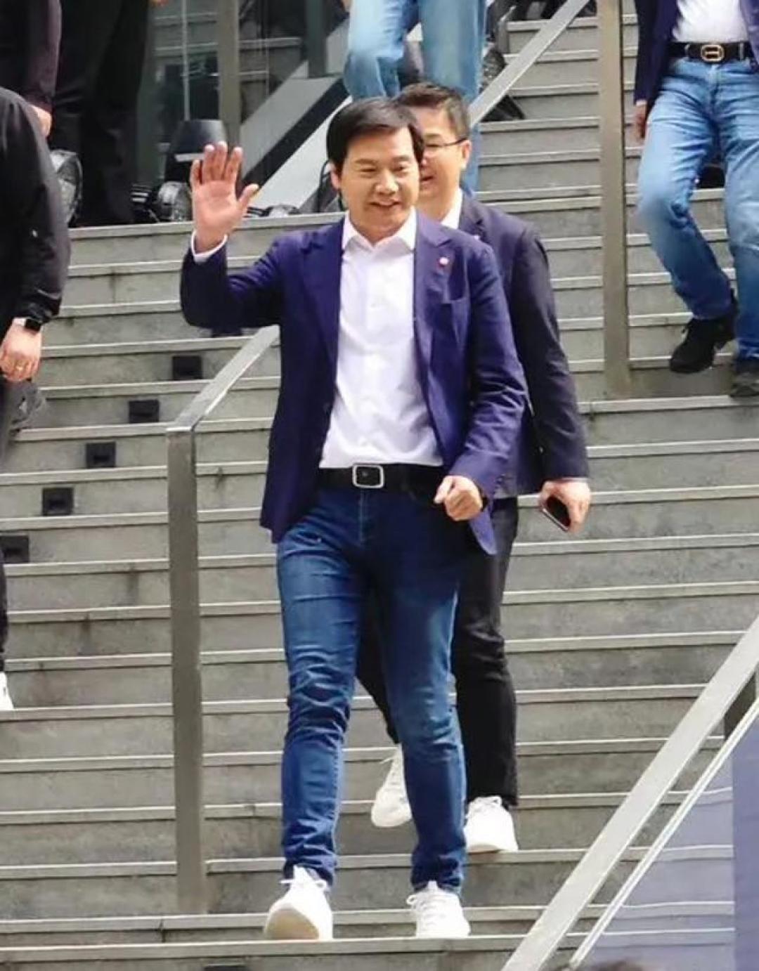 雷军靳东亲授:西装+牛仔裤成中年男去油秘籍,稳重建功还能减龄!