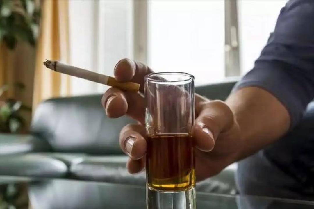 年轻胃癌暴增80%!女性更危险,熬夜竟是元凶?这些习惯快自查