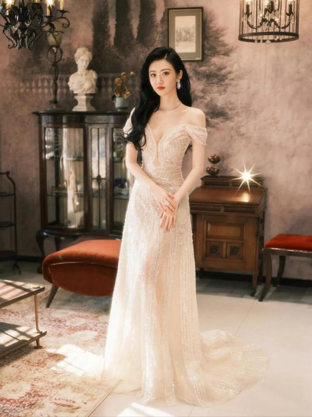 景甜珍珠白纱裙美成仙女!月光裙摆+星辉珠链,锁骨杀美到窒息