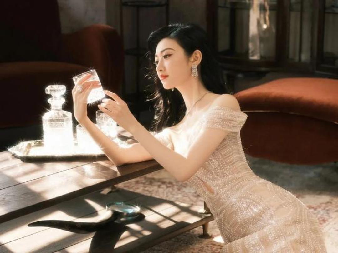 景甜珍珠白纱裙美成仙女!月光裙摆+星辉珠链,锁骨杀美到窒息