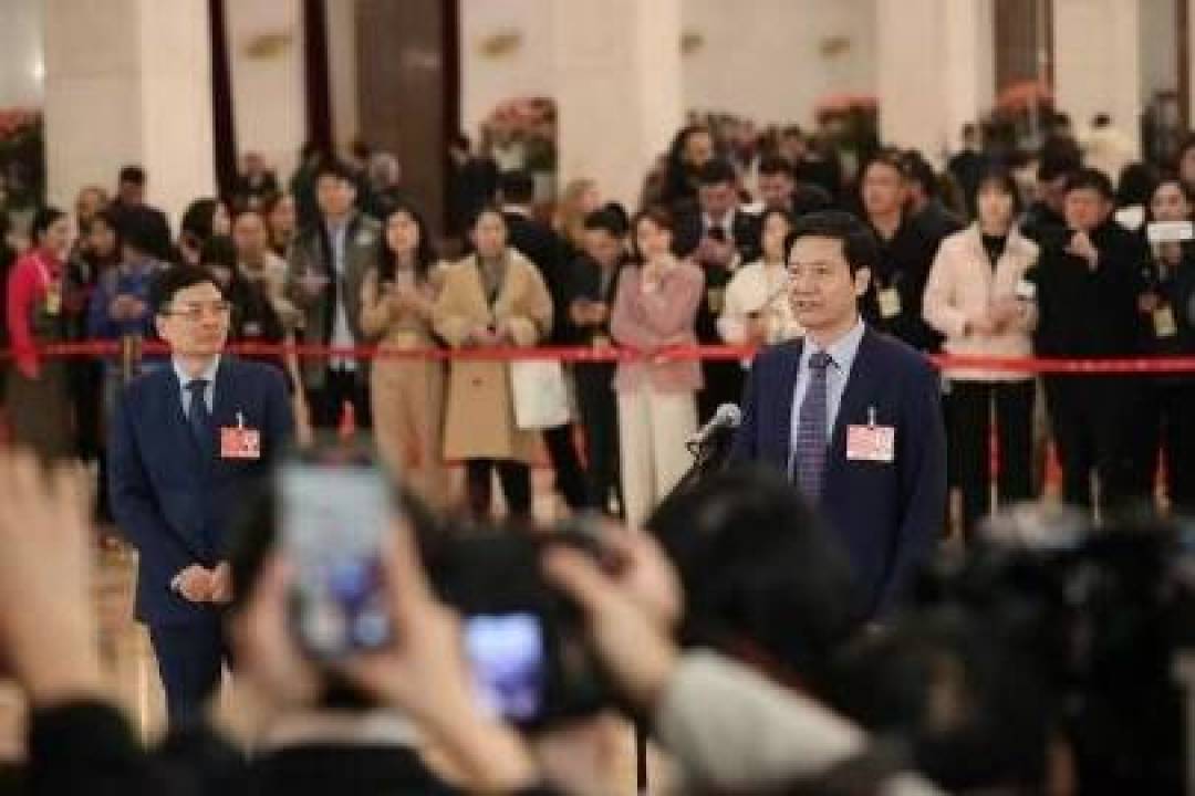 两会同框雷军意外爆红!周云杰接梗玩转表情包,海尔用冷面总裁开启品牌年轻化新战事