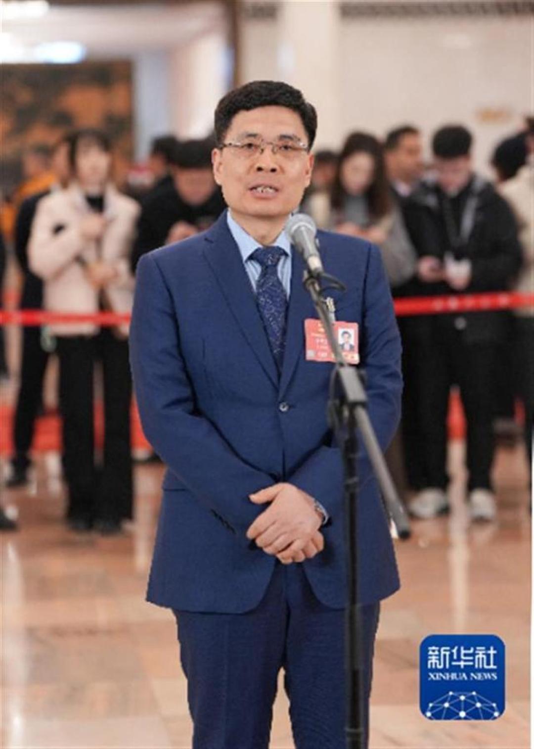 两会同框雷军意外爆红!周云杰接梗玩转表情包,海尔用冷面总裁开启品牌年轻化新战事