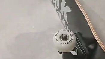 匹克滑板：简约黑白，专业动作，开启滑板之旅