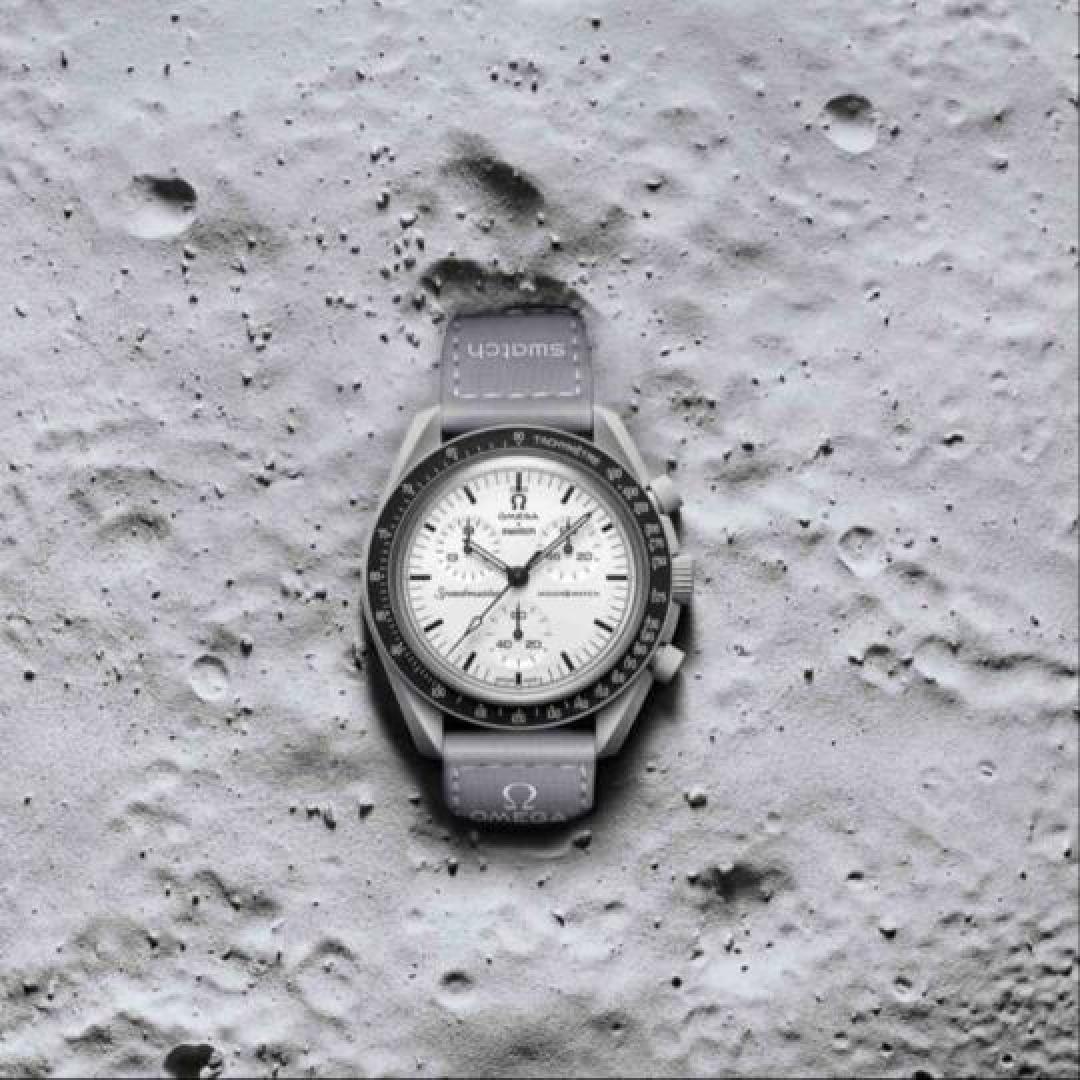 太空美学新玩法!MoonSwatch 1965超轻佩戴指南:解锁12种潮搭密码