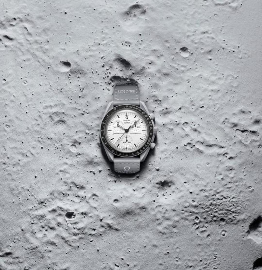 太空美学新玩法!MoonSwatch 1965超轻佩戴指南:解锁12种潮搭密码