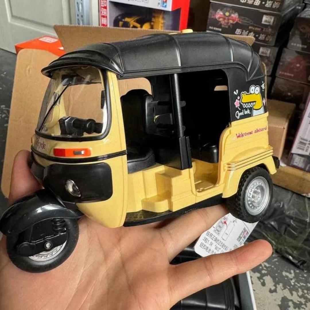 七旬老人29元网购代步车,拆开快递傻眼:巴掌大玩具车!