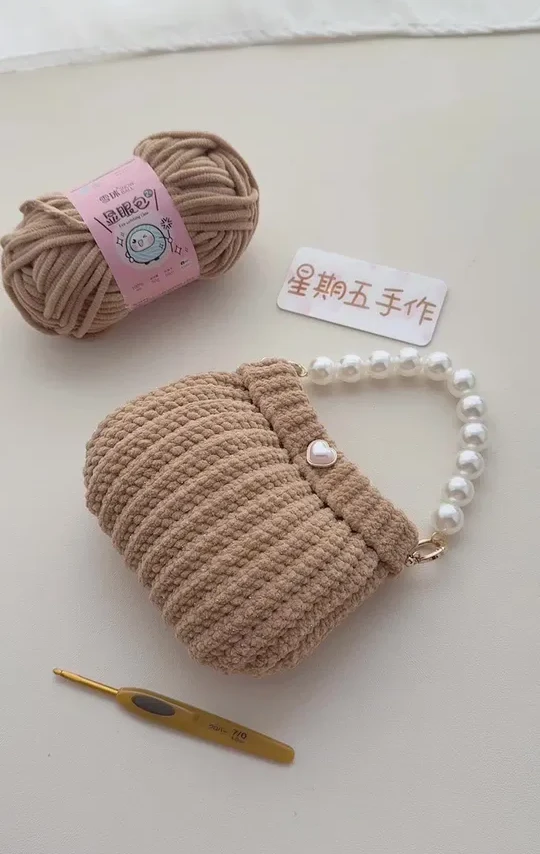 钩针可爱手拎包 用钩针编织的梦幻手机小包，随身带着，装下可爱与快乐。#抖音创作季 #内容启发搜索 #雪球毛线 #雪球作品 @雪球官方旗舰店