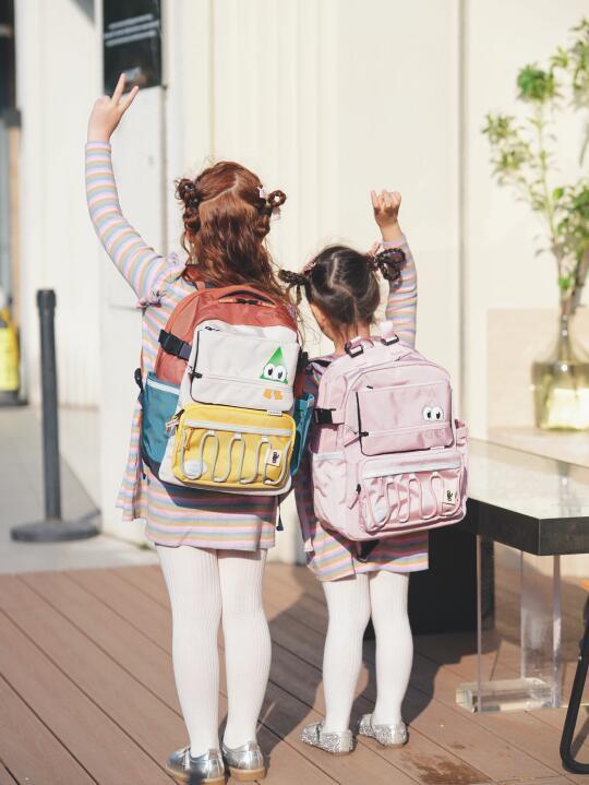 两姐妹的书包轻松拿下～